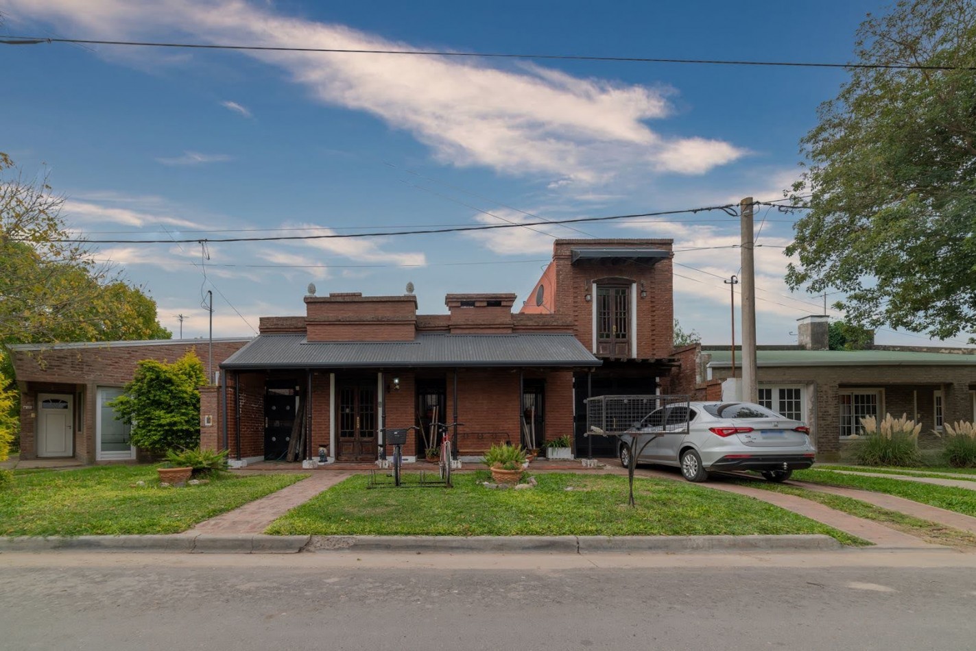 CASA EN LLAMBI CAMPBELL -   calle 2 DE ABRIL 684
