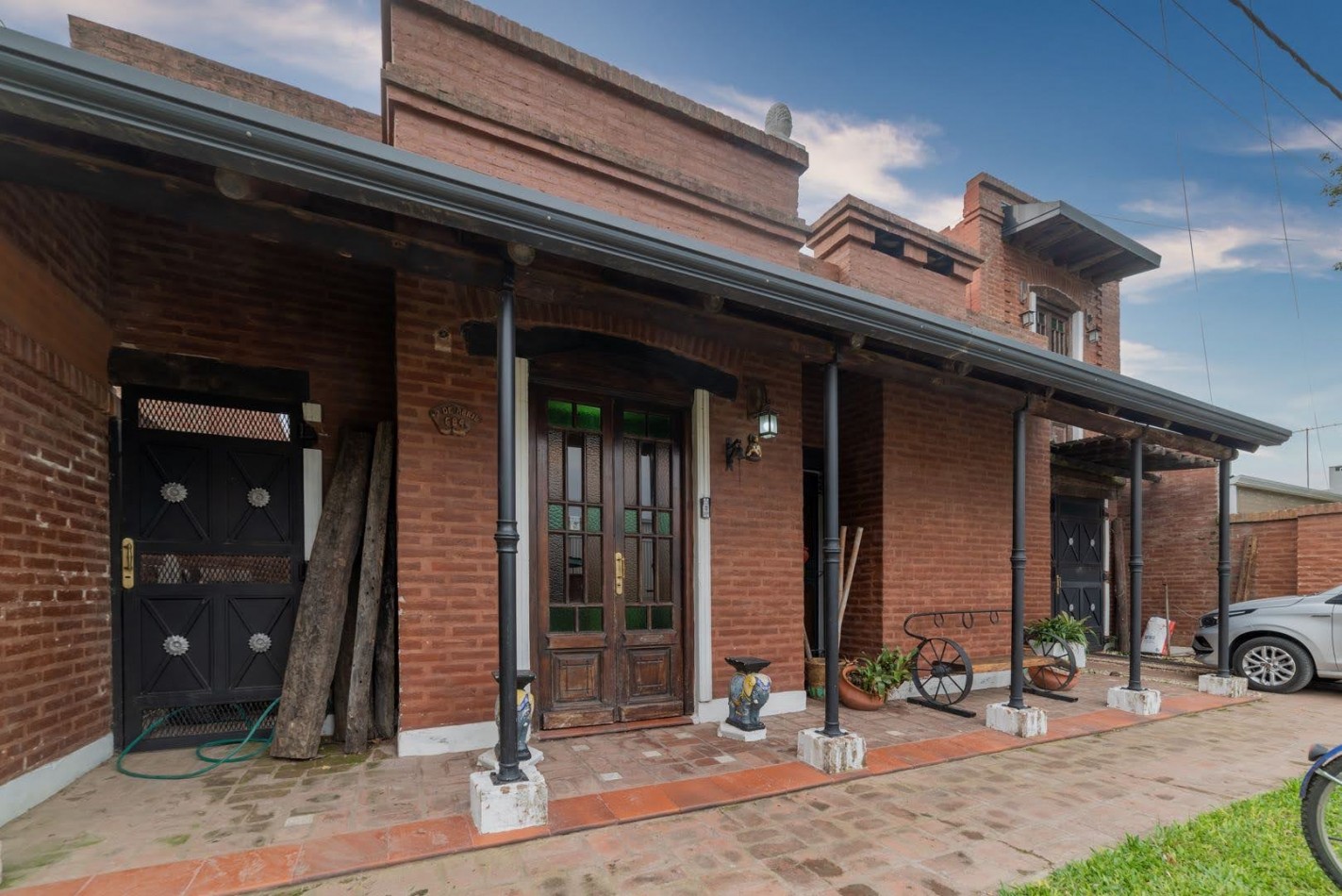 CASA EN LLAMBI CAMPBELL -   calle 2 DE ABRIL 684