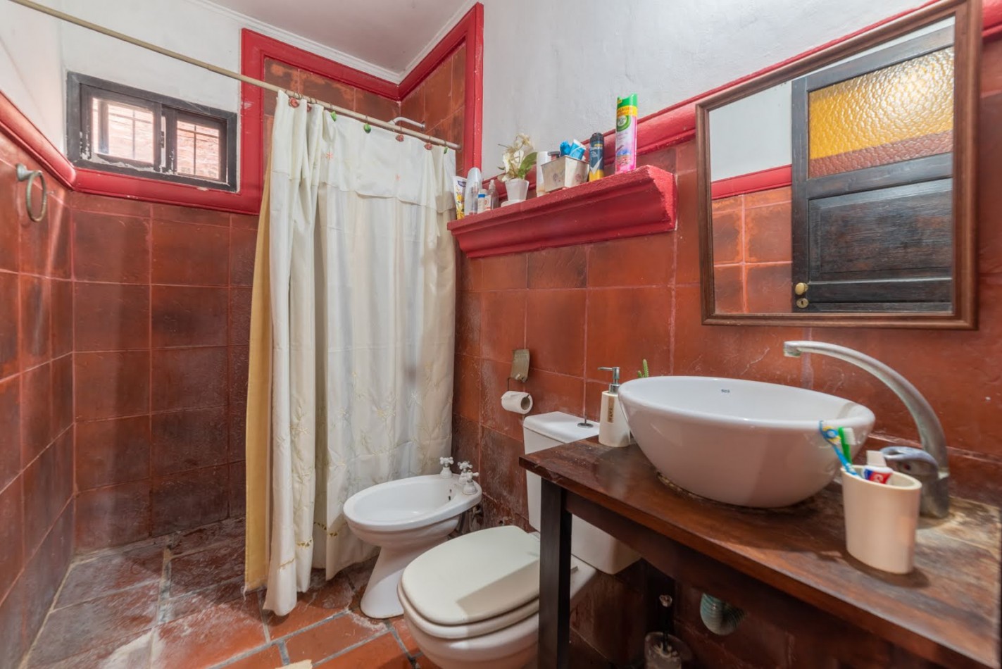 CASA EN LLAMBI CAMPBELL -   calle 2 DE ABRIL 684