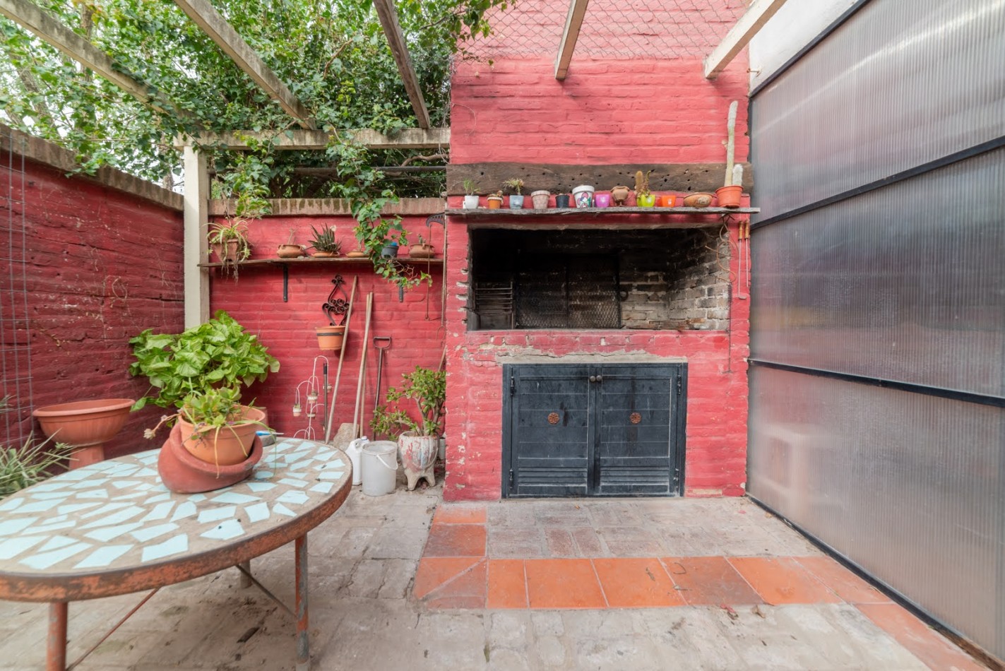 CASA EN LLAMBI CAMPBELL -   calle 2 DE ABRIL 684