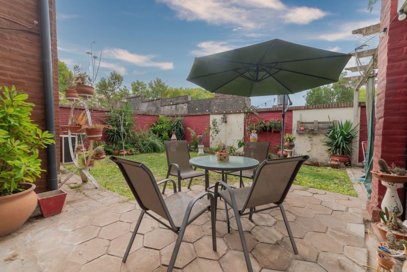 CASA EN LLAMBI CAMPBELL -   calle 2 DE ABRIL 684