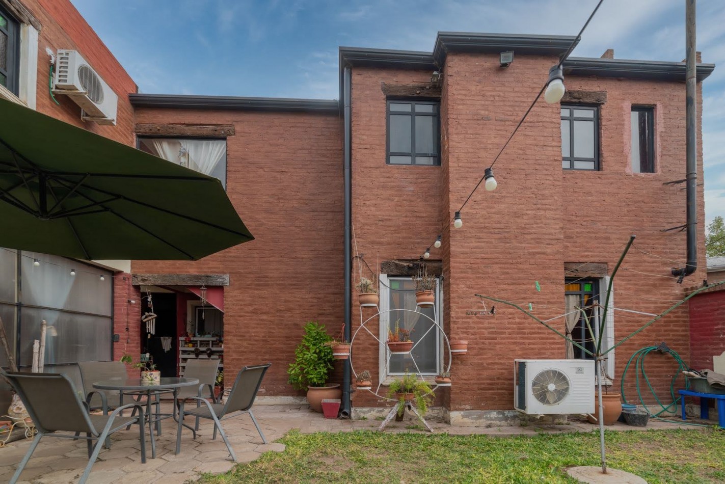 CASA EN LLAMBI CAMPBELL -   calle 2 DE ABRIL 684