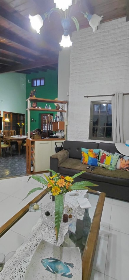 Casa a la Venta con Piscina y Quincho- VIEYTES 1847