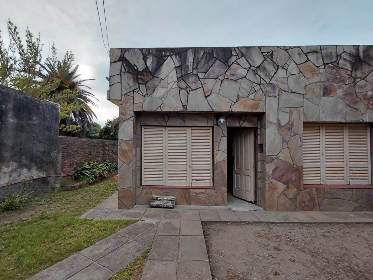 AMPLIO INMUEBLE en M.CANDIOTI 6600 a metros de Av. A. del Valle y Galicia