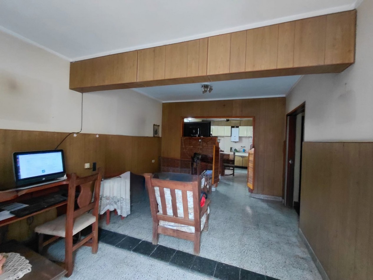 AMPLIO INMUEBLE en M.CANDIOTI 6600 a metros de Av. A. del Valle y Galicia